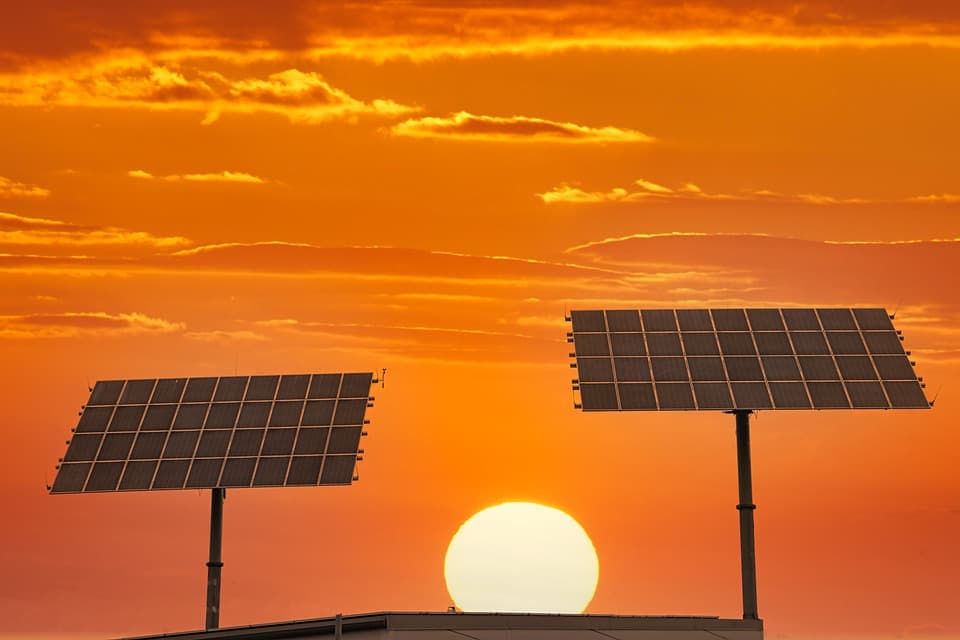Paneles fotovoltaicos captando la luz del sol al atardecer